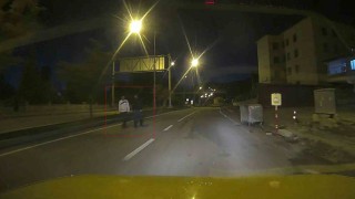 Gençlerin otoyolda yaya yürüyüşü tehlike oluşturdu