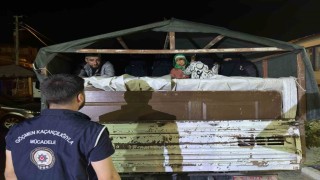 Göçmenleri kamyonet kasasında gizleyerek taşıyan şahıs yakayı ele verdi: 20 göçmen yakalandı