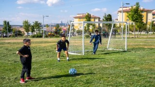 Gölbaşı Belediye Başkanı Odabaşı, çocukların isteği üzerine futbol oynamaları için parklara kale yerleştirdi