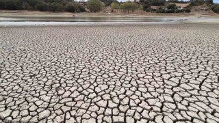 Gölet kurumaya yüz tuttu: Çatlaklar oluştu