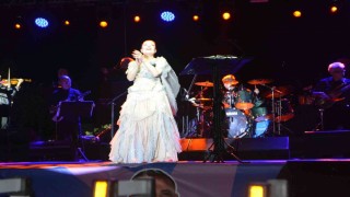 Gömeçin kurtuluş gününde Candan Erçetin coşturdu