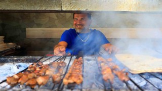 Gören gözlerine inanamadı, denizin ortasında SUP üzerinde mangal yakıp ciğer pişirdi
