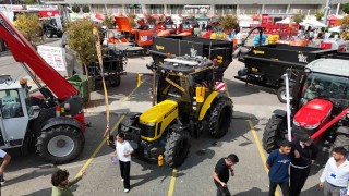 Görenler bir daha baktı, alışılmış renklerin dışındaki traktörler ilgi odağı oldu