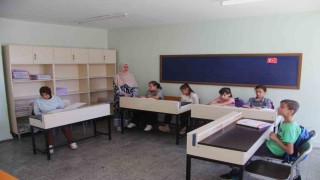 Görme engelli öğretmenin meslek aşkı öğrencilerine örnek oluyor