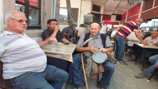Görme engelli vatandaş 50 yıldır darbuka çalıp türkü söyleyerek geçimini sağlıyor