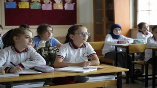 Gümüşhaneli 9 yaşındaki Buğlem her törende İstiklal Marşını işaret diliyle okuyor