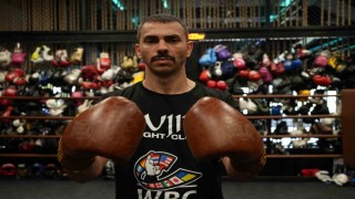 Gündüz polislik akşam boksörlük yapıyor