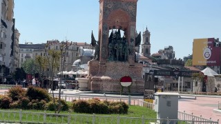 Gürsel Tekinin Taksim Cumhuriyet anıtına bıraktığı çelenk kaldırıldı