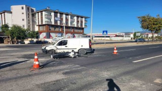 Hafif ticari araç ile motosikletin karıştığı kazada 1 kişi ağır yaralandı