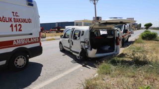 Hafif ticari araç ile otomobil çarpıştı, 6 kişi yaralandı