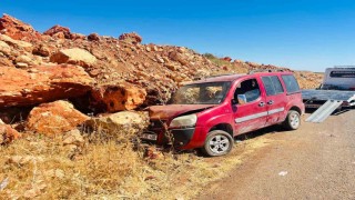 Hafif ticari araç şarampole çarptı: 3 yaralı
