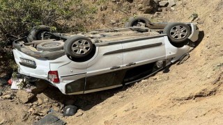 Hafif ticari araç uçuruma yuvarlandı: 1 ölü, 4 yaralı