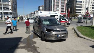 Hafif ticari aracın çarptığı anne ve 2 çocuğu ağır yaralandı