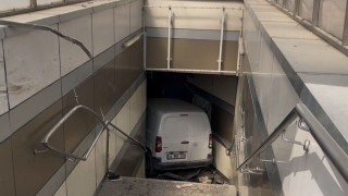 Hafif ticari aracıyla metro istasyonuna daldı
