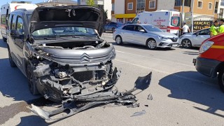 Hafif ticari araçla otomobil çarpıştı : 4 yaralı