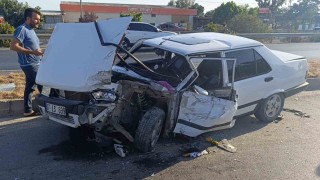 Hafif ticari ile çarpışıp hurdaya dönen TOFAŞtaki 2 kişi yaralandı