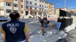 Hakkari polisi çocuklar için görev başında