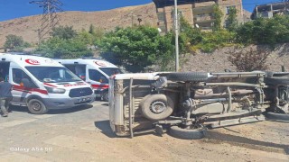 Hakkaride kamyonet yan yattı: 1 yaralı