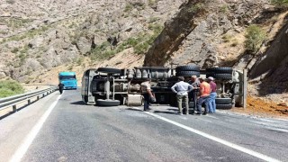 Hakkaride maden yüklü kamyon devrildi:1 yaralı