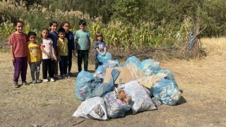 Hakkaride minik eller çöp topladı