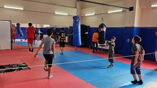 Hasköyde gençlerin yoğun ilgi gösterdiği boks antrenmanları sürüyor