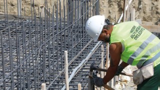 Hatay Büyükşehir Belediyesi, Defne’de Halı Saha Yapımına Başladı