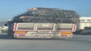 Hatayda demir yüklü tır trafikte yürekleri ağza getirdi