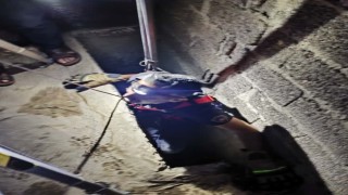 Hatayda havalandırma boşluğuna düşen kedi kurtarıldı