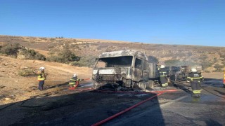 Hatayda seyir halindeki tır alev alev yandı