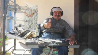 Hayatını adadığı orglarıyla her gün tek kişilik konser veriyor