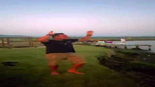 Hayranları tekneden, Mustafa Sandal kıyıdan şarkıya eşlik etti