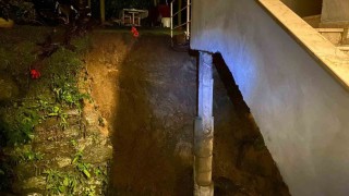 Hopada istinat duvarı çöktü, 3 katlı ev tahliye edildi