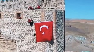 Hoşap Kalesinde bayrak yeniden asıldı