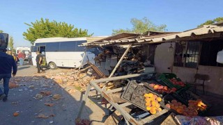 İçerisinde 23 öğrencinin bulunduğu servis kaza yaptı