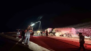 Iğdır-Doğubayazıt yolunda traktör ile kamyon çarpıştı: 3 yaralı