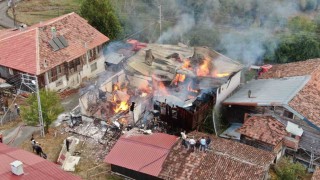 İki katlı konak alevlere teslim oldu