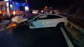 İki otomobil kafa kaya çarpıştı: 4 yaralı