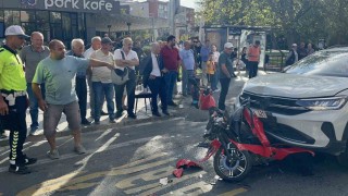 İki otomobilin arasında kağıt gibi ezildi: Motosiklet üzerindeki 2 kişi kazadan yaralı kurtuldu