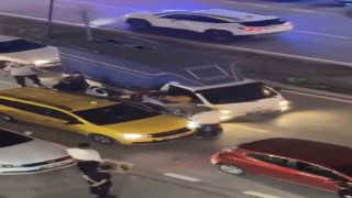 İki sürücü kavgaya tutuştu, trafik kitlendi