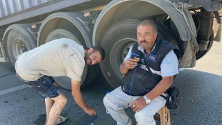 İki tır çarpıştı, şans eseri ezilen kabinden çıkan sürücüye diğer meslektaşı kurabiye ikram etti