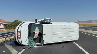 İlaç taşıyan araç bariyerlere çarparak devrildi