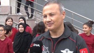 İlk Türk Astronot Alper Gezeravcı öğrencilerle bir araya geldi