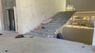 İnşaat merdivenlerinden yuvarlanan işçi yaralandı