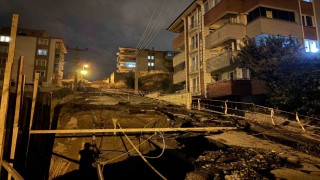 İnşaat sahasının yanındaki yolun bir kısmı çöktü