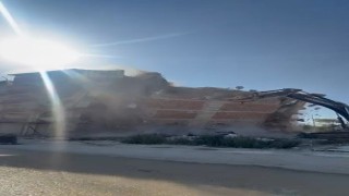 İş makinası, üzerine doğru yıkılan 6 katlı binanın altında kalmaktan saniyelerle kurtuldu