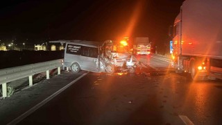 İş makinasına çarpan minibüs şoförü yaralandı