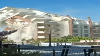 İş makinesinin darbesiyle 9 katlı bina yerle bir oldu