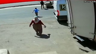 İş makinesinin kardeşlere çarptığı kaza anı güvenlik kamerasında