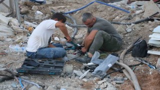 İş makinesinin teması sonrası yer altındaki elektrik kabloları bomba gibi patladı