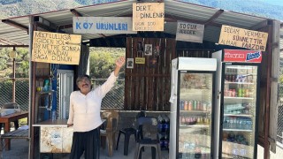 İş yerine astığı tabelayla yüzleri gülümseten esnaf, görenlerin ilgisini çekiyor